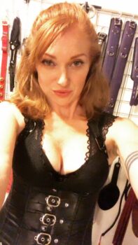 Dominatrice sévère à Paris cherche soumis sérieux et serviable