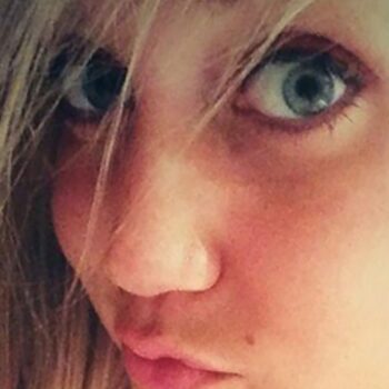 Dominatrice soft Paris 28 ans yeux bleus regard sensuel plan Q BDSM doux