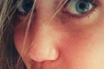 Dominatrice soft Paris 28 ans yeux bleus regard sensuel plan Q BDSM doux