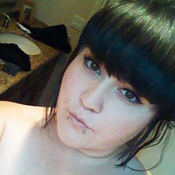Femme BDSM perçings lèvres cherche soumis à Montpellier