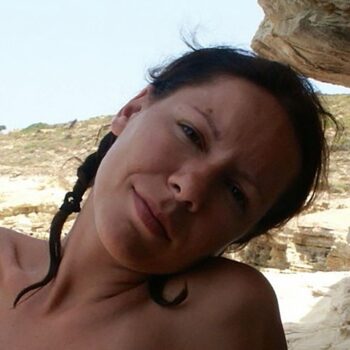 Femme dominatrice à Lyon au naturel cheveux tressés