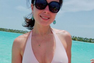 Femme dominatrice à Marseille sur la plage lunettes noires