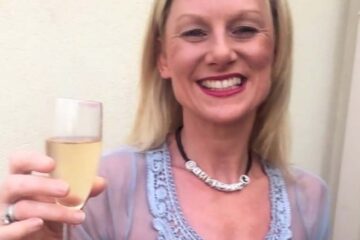 Femme dominatrice cougar à Limoges tenant une coupe, annonce BDSM