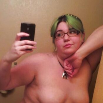 Femme dominatrice ronde à Rennes en pleine domination BDSM