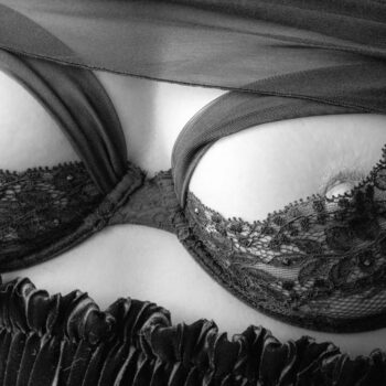 Lingerie noire en dentelle, dominatrice 45 ans à Montpellier