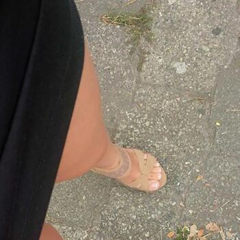 Pied en sandale d’une dominatrice urbaine à Pau, cherche soumis fétichiste prêt à lécher le trottoir et s’humilier en public