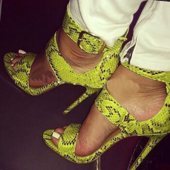 Pieds en sandales serpent d’une dominatrice à Lyon cherchant soumis fétichiste pour adoration et écrasement réel