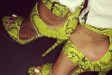 Pieds en sandales serpent d’une dominatrice à Lyon cherchant soumis fétichiste pour adoration et écrasement réel